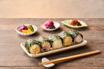 おにぎりと漬物