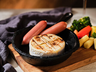 カマンベールチーズのある食卓