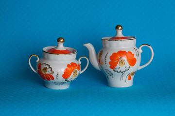 teapot and cups on the table