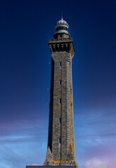 Fototapeta premium Penmarc'h. Le phare d'Eckmühl sous ciel sombre, Finistère, Bretagne 