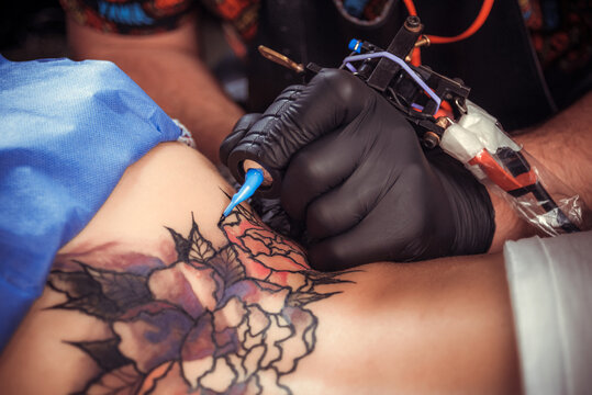 Skin master makes tattoo pictures in tattoo parlor