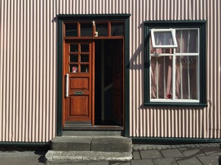 Haustür und Fenster in einem Holzhaus in Reykjavik, Island