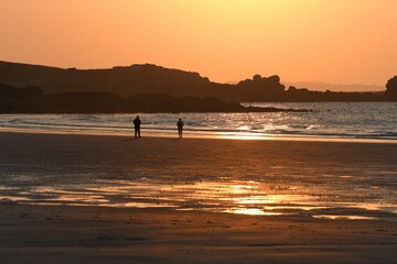 Coucher de soleil sur une plage bretonne