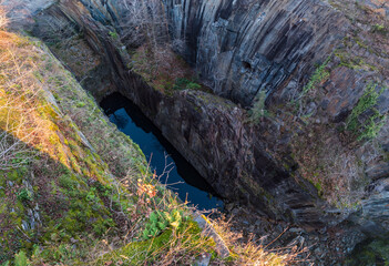 Travassac (Corr&egrave;ze, France) - Vue panoramique de la carri&egrave;re de schiste des pans ardoisiers en hiver depuis le saut de la Girale