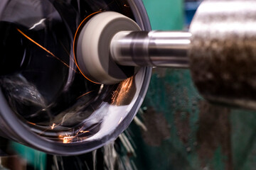 When grinding an internal cylindrical part in a circle on the machine, coolant is poured.