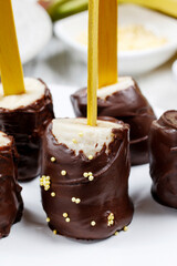 How to make chocolate dipped bananas - step by step, tutorial.