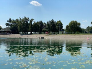 Obraz na płótnie Canvas Jarun beach or bathing place small Jarun lake during summer, Zagreb - Croatia (Plaža Jarun ili kupalište malo jarunsko jezero tijekom ljeta (RŠC Jarun), Zagreb - Hrvatska)