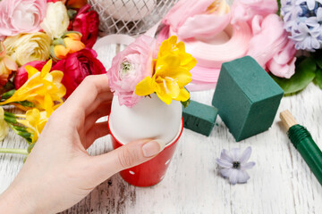 How to make spring bouquet of flowers in goose egg shell