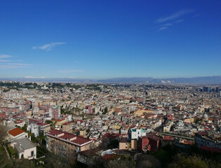 bellissimo panorama dell'affollata città di napoli in una giornata limpida