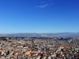 bellissimo panorama dell'affollata città di napoli in una giornata limpida