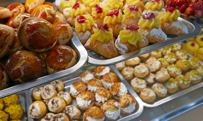 golosi e attraenti pasticcini in vetrina