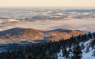 Zamglona, mroźna panorama kotliny Jeleniogórskiej.