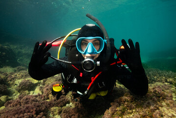 Chica submarinista, bucenado en el mar mediterraneo, Calpe, Alicante.