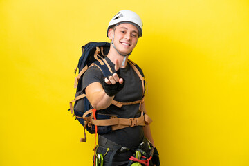 Fototapeta premium Young rock climber Brazilian man showing and lifting a finger
