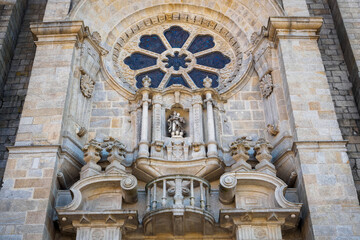 Fototapeta na wymiar Rose window and ornaments of the cathedral of Porto
