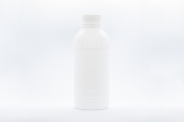 흰색 플라스틱 병과 흰색 배경