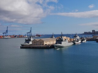 Hafen mit Kriegsschiffen in Las Palmas