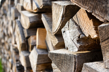 Front eines Holzstapels aus gehacktem und ordentlich aufgeschichtetem Scheitholz und Kleinholz zum Trocknen für Kaminholz und Brennholz seitlich fotografiert mit kleinem Fokusbereich
