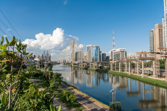 Ponte Octavio Frias de Oliveira (Ponte Estaiada) em S&atilde;o Paulo, Brasil, Am&eacute;rica Latina