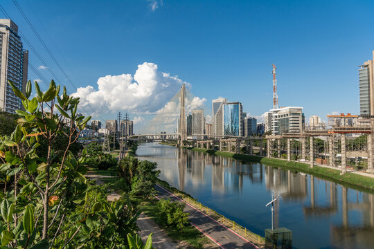 Ponte Octavio Frias de Oliveira (Ponte Estaiada) em S&atilde;o Paulo, Brasil, Am&eacute;rica Latina
