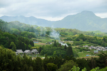 野焼きをする新緑の農村　日本の原風景 © apiox