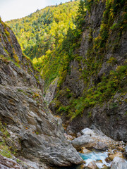 北アルプス黒部峡谷下の廊下の紅葉