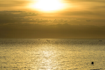 Obraz premium Beautiful sunset with glistening seas and romantic clouds. 
