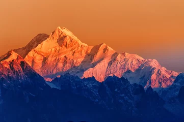 Photo sur Plexiglas Kangchenjunga Beautiful first light from sunrise on Mount Kanchenjugha, Himalayan mountain range, Sikkim, India. Orange tint on the Himalayan mountains at dawn