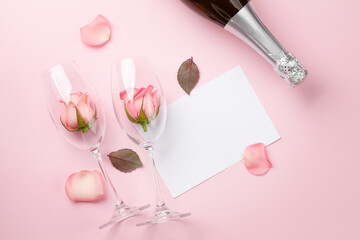 Obraz na płótnie Canvas Champagne glasses with rose flowers