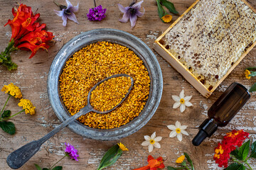 Organic honey with honeycomb and pollen
