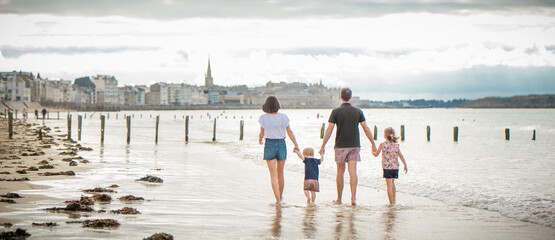 Parents, enfants, plage, mer, Saint Malo - obrazy, fototapety, plakaty
