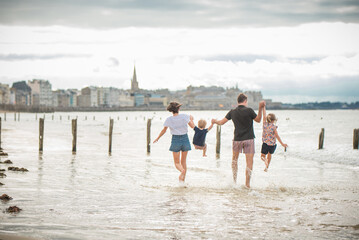 Parents, enfants, plage, mer, Saint Malo