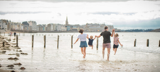 Parents, enfants, plage, mer, Saint Malo