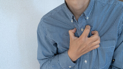 胸の痛み襲われる男性