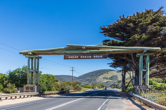 Australia, Victoria, Great Ocean Road Memorial Arch At Eastern View