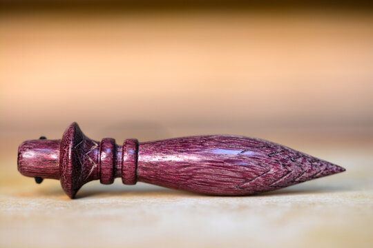 Pendule de Thot en amarante appel&eacute; aussi pendule &eacute;gyptien