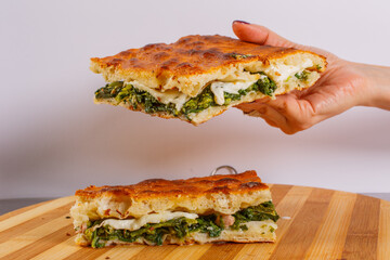 Focaccia croccante appena sfornata ripiena di friarielli, mozzarella di bufala e salsiccia