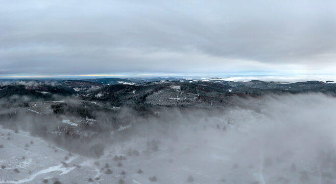 Nebel und Wolken im atmosph&auml;rischen Sauerland einem deutschen Mittelgebirge