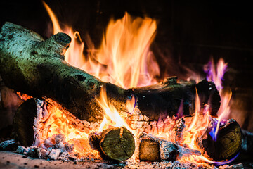 Lumbre o fuego de una chimenea francesa, fuente de calor primitiva