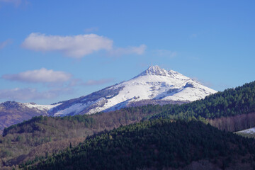 La montagne Rhune enneigée dans les Pyrénées