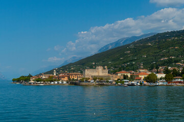 Fototapeta na wymiar Blick auf Torri del Benaco mit der Skaligerburg am Gardasee