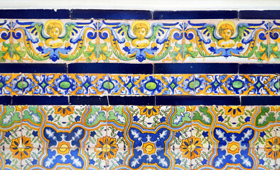 Cenefa de angelotes en un zócalo de azulejos tradicionales sevillanos. Cerámica de Triana....