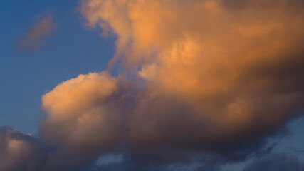 Ciel orangé pendant le coucher du soleil, par un temps partiellement nuageux