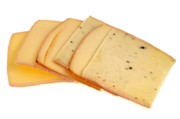 Tranches de fromage à raclette en gros plan sur fond blanc