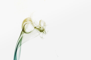 Fumée colorée abstraite sur un fond blanc avec de l'espace vide	- Arrière plan design