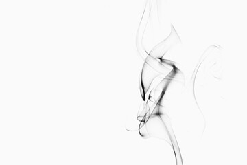 Fumée colorée abstraite sur un fond blanc avec de l'espace vide	- Arrière plan design