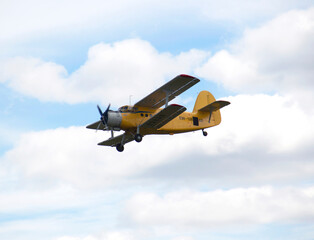 The plane is flying against the blue sky. Aerobatic figure, military aircraft.