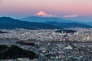 Obraz premium 静岡市駿河区朝鮮岩から夕方の紅富士と静岡市街の夕景