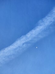 Luna durante el día y nube química