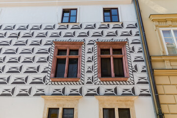Obraz premium The original facade of the tenement house, windows with ornaments.